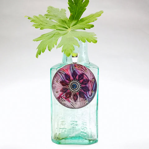 Behold pendant and necklace